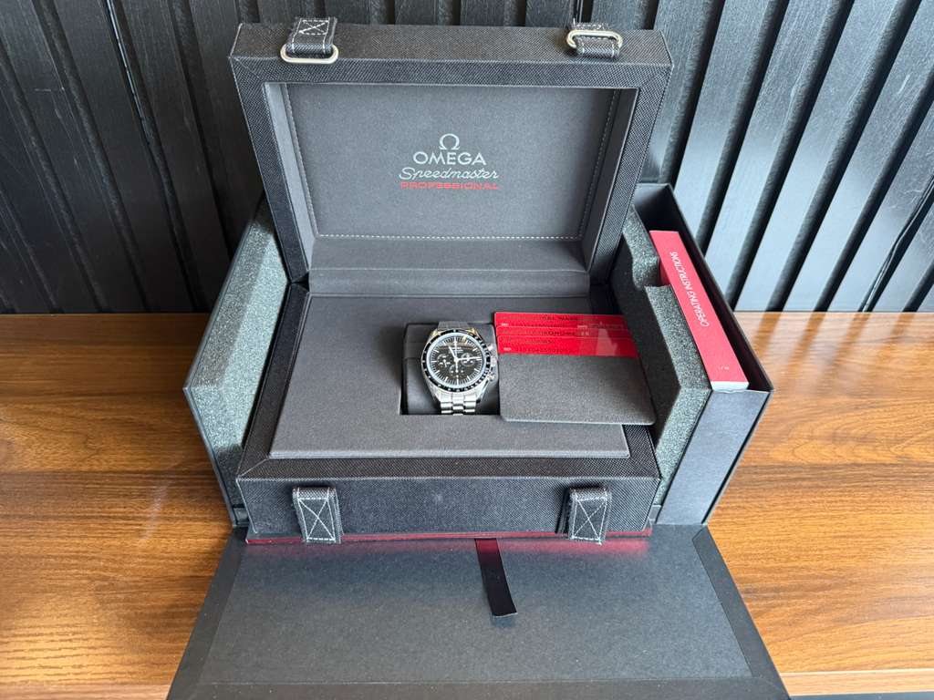 2025 Omega Speedmaster Moonwatch Chronograph 42mm 310.30.42.50.01.002 Stainless Steel Black Dial with Sapphire Crystal